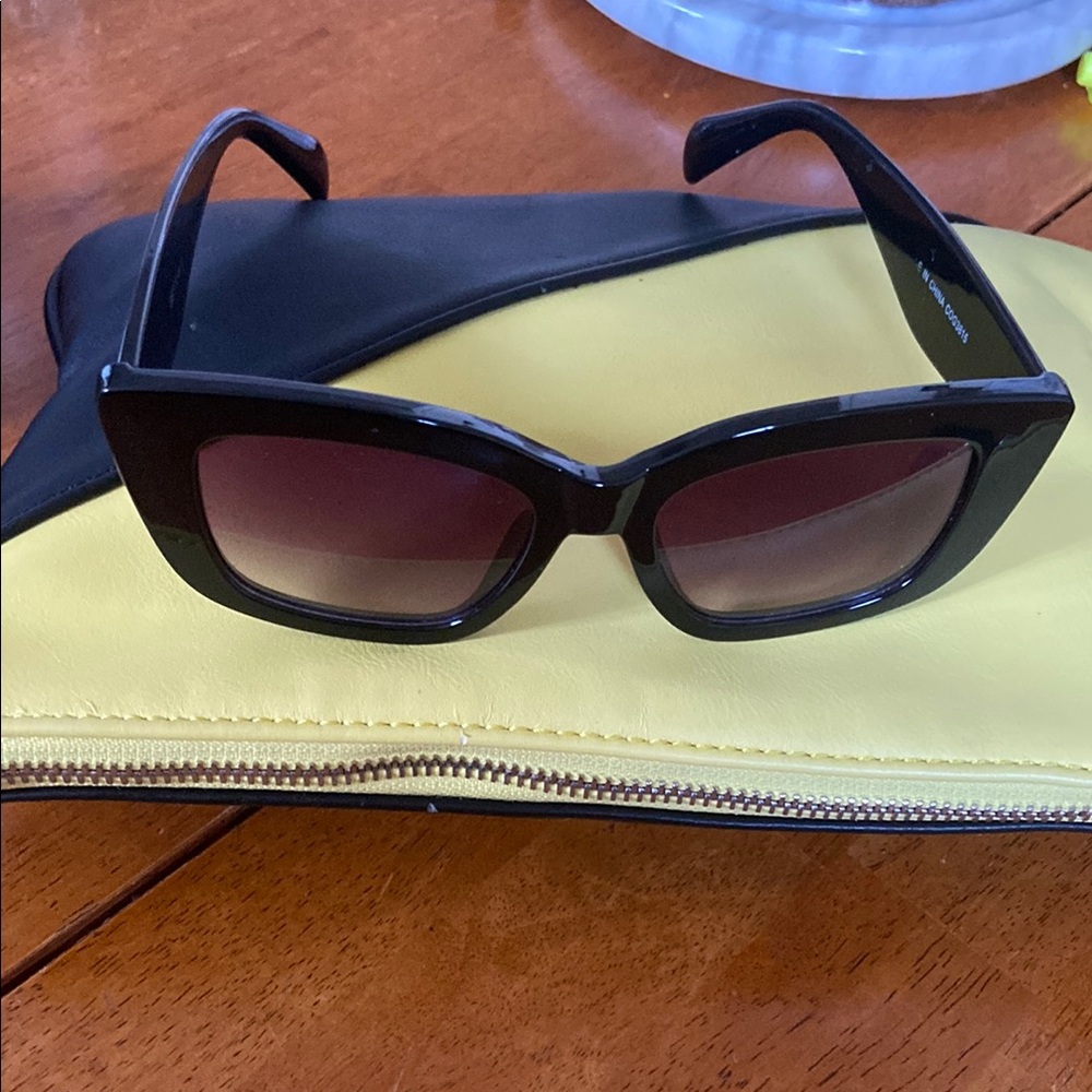 Chic Black Sunglasses